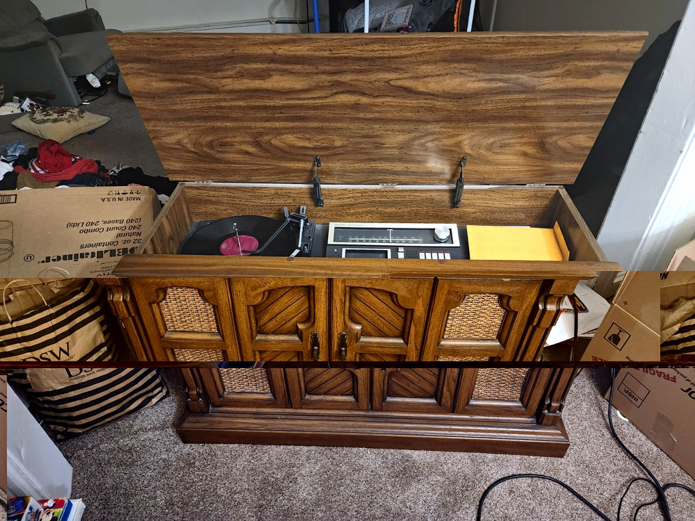 Magnavox Vintage Stereo Console w/ Record Player Turntable, AM/FM, Wood Cabinet