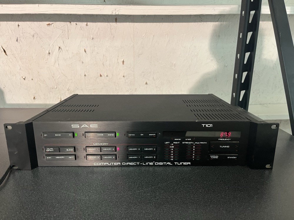 SAE T101 Digital AM/FM Tuner – Powers On – Rack Mount Ears – Vintage Hi-Fi