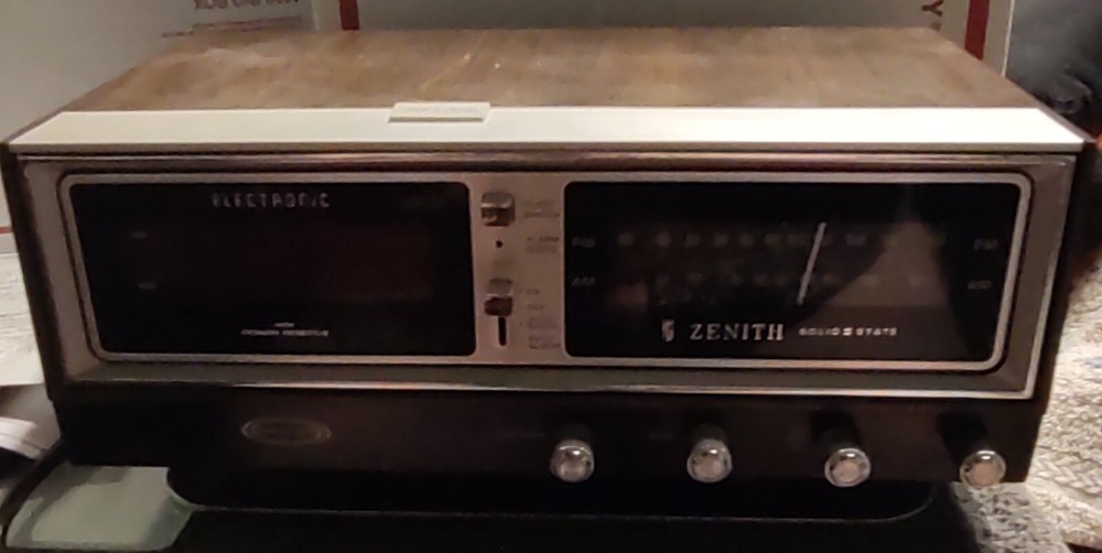 Vintage Zenith Circle of Sound AM/FM Clock Radio (K472W) – Working Radio, 1970s
