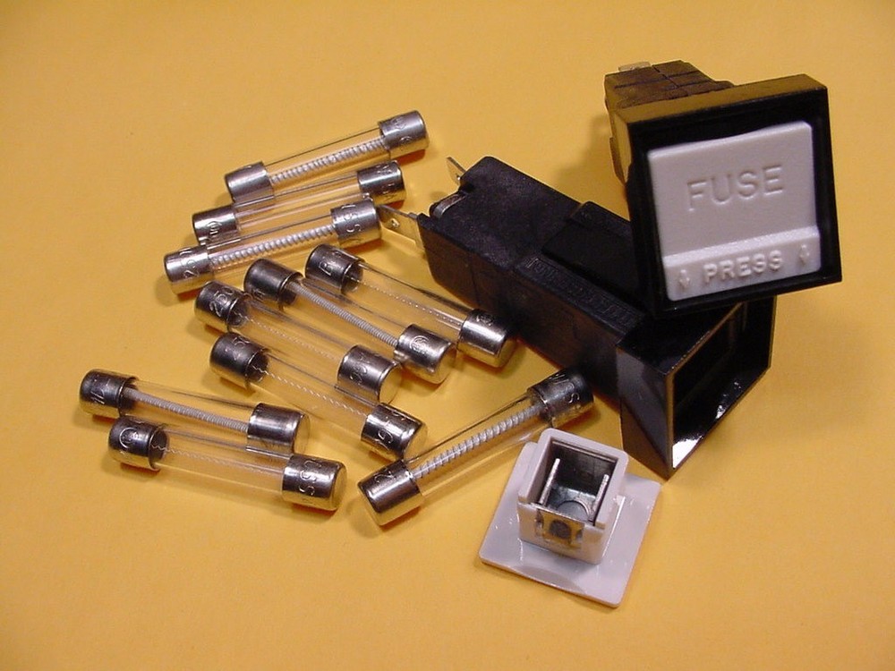 GAS AMPZILLA AMPLIFIER FUSE HOLDER PAIR & 10 NEW MISC VALUE FUSE LOT (DYNACO)