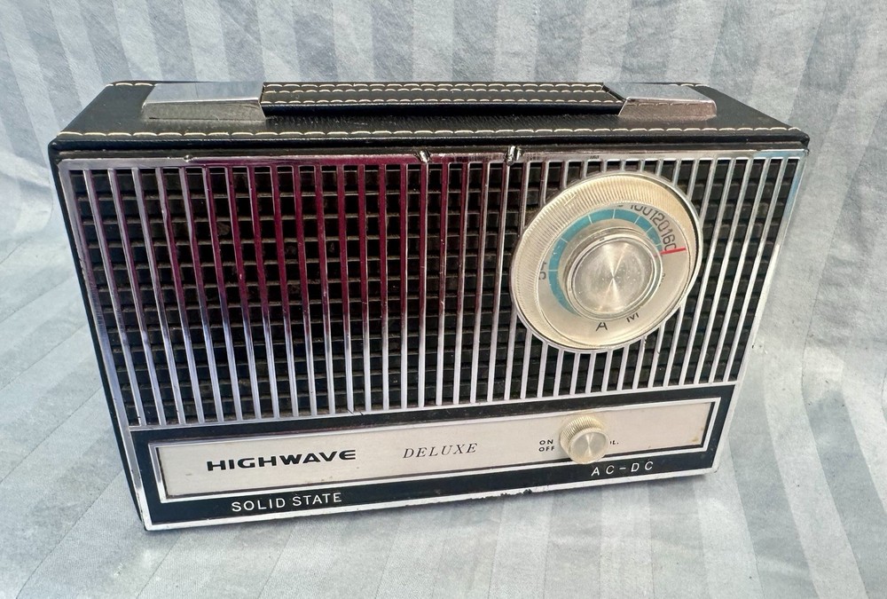 Vintage Japan High Wave DeLuxe Solid State AM Radio Works See Video