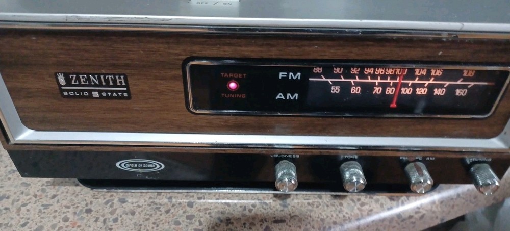 VTG WORKING ZENITH SOLID STATE AM/FM TABLE RADIO CIRCLE OF SOUND MODEL J 421 W