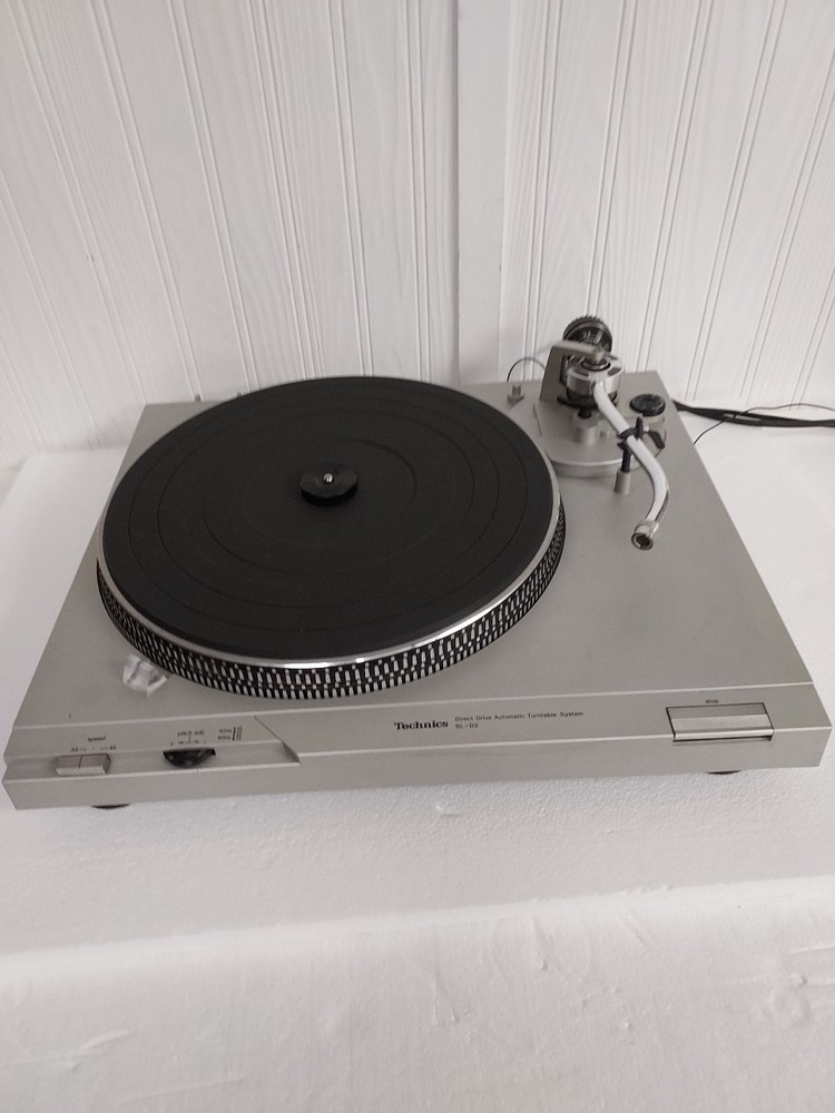 Technics SL-D2 Direct Drive Stereo Dual Speed Automatic Turntable