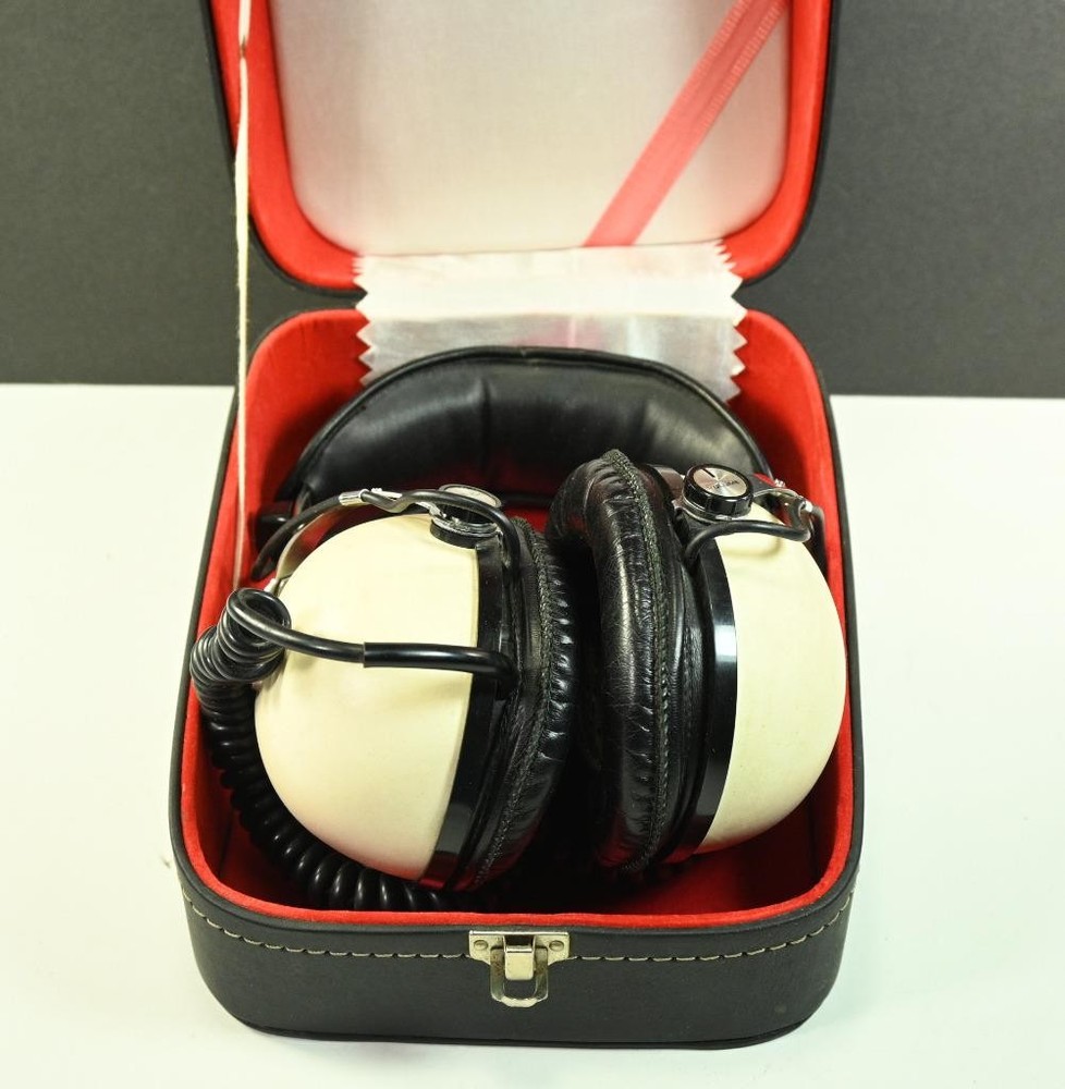 Vintage Pioneer SE-50 2-Way Stereo Headphones In Hard Shell Case