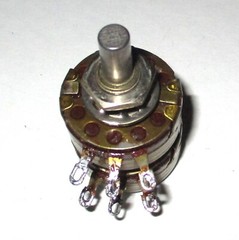Allen Bradley 210-112 Type J 1200 Ohm 1/2″ Long 1/4″ Solid Shaft Potentiometer