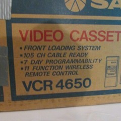 VTG Sanyo Betamax VCR 4650 Untested original box powers on for parts only remote