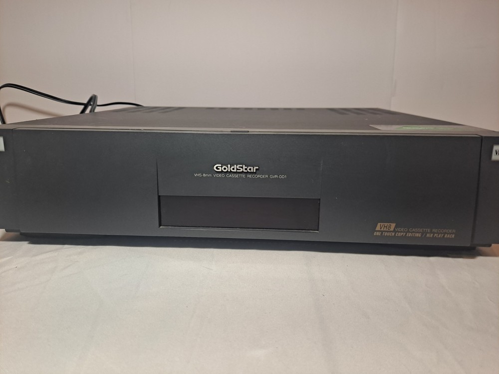 GOLDSTAR GVR-DD1 8mm VCR Video8 VHS Combo Player FOR PARTS OR REPAIR- POWERS ON