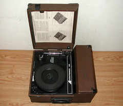 VINTAGE AUDIOTRONICS 336 PORTABLE 4-SPEED CLASSROOM RECORD PLAYER TURNTABLE