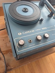 Vintage Califone Turntable 1420k Portable record player 4 speed phonograph Case