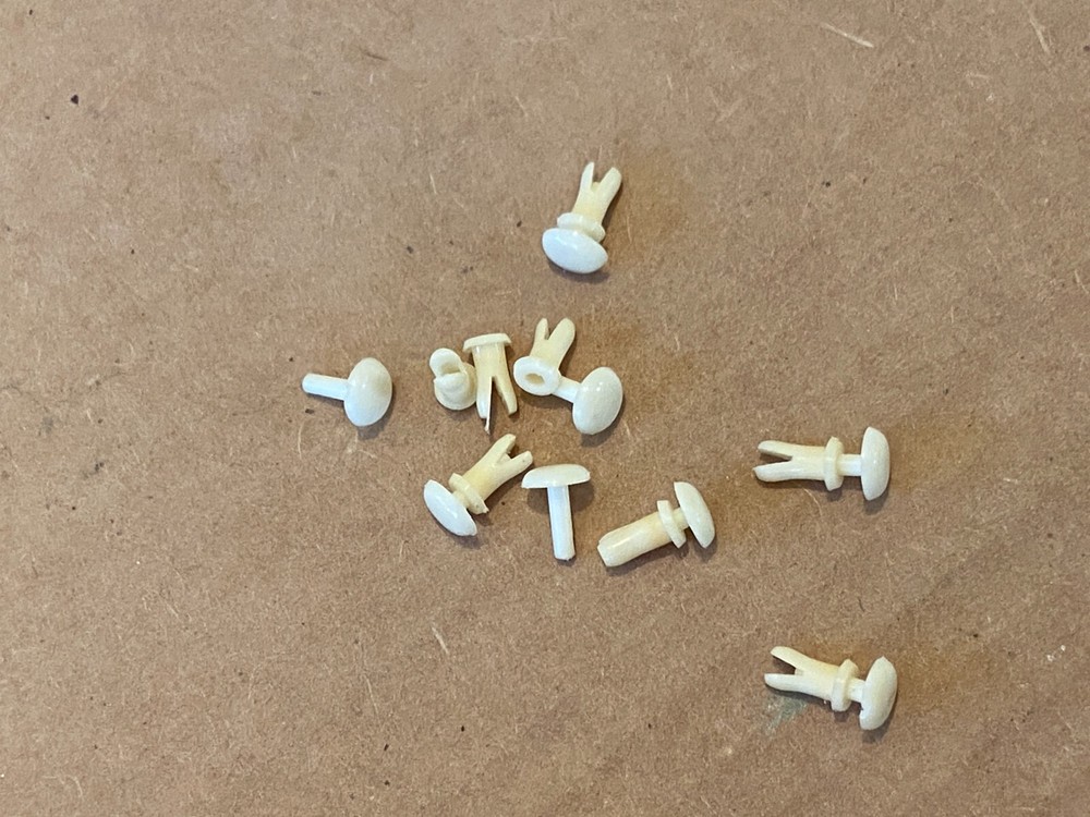 Pioneer SR-303 Lot of 8 White Plastic Rivets & Sockets – Vintage Parts