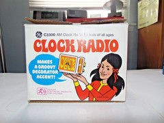 RARE GE C3300 WHITE CLOCK AM RADIO ALARM VINTAGE NEW? PETER MAX STYLE 1971 MIB