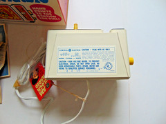 RARE GE C3300 WHITE CLOCK AM RADIO ALARM VINTAGE NEW? PETER MAX STYLE 1971 MIB