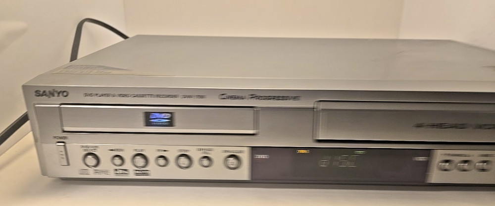 Sanyo DVW-7100 – No Remote Cinema Progressive VCR/DVD combo Tested and working