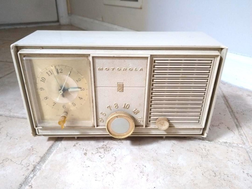 Vintage 1960s Motorola AM Tabletop Radio w/ Alarm Clock Off White
