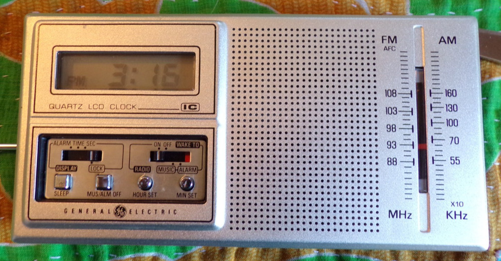 Vintage General Electric GE 7-2100A Portable Clock AM FM Pocket Radio Hong Kong