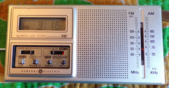 Vintage General Electric GE 7-2100A Portable Clock AM FM Pocket Radio Hong Kong