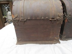 2 Antique 1929 Grigsby-Grunow Majestic Wood Pirate Chest Tube Radios Model 381