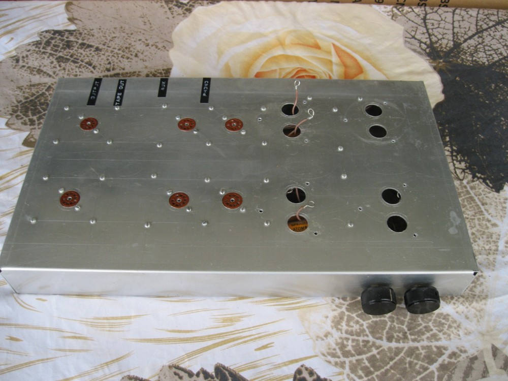 VINTAGE UNIT WITH SPRAGUE CAPACITORS AND OTHER–SEE PICTURES–AS IS-FOR PARTS
