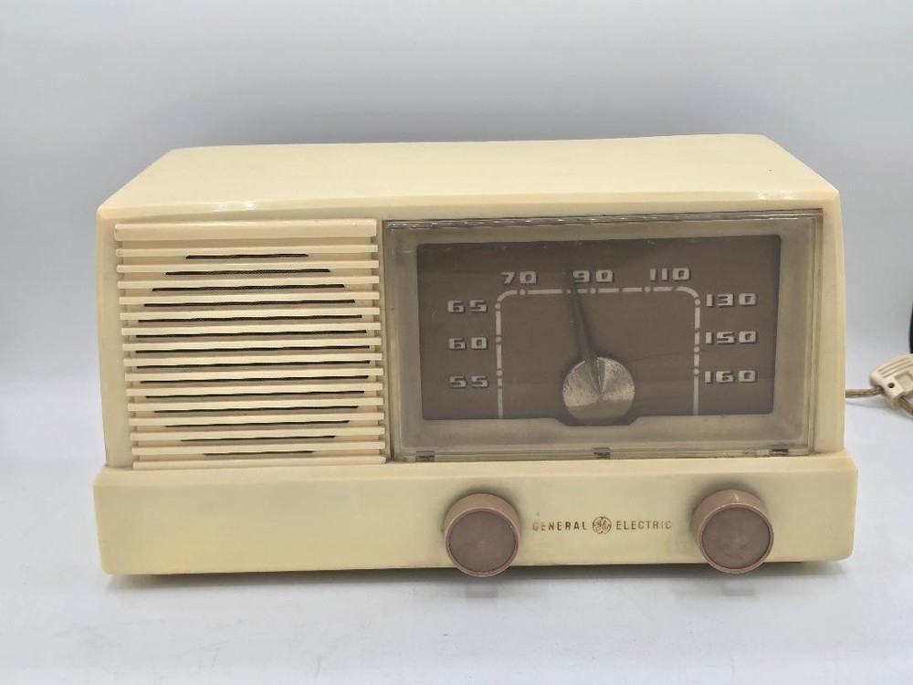 Vintage GE Model 415 Radio