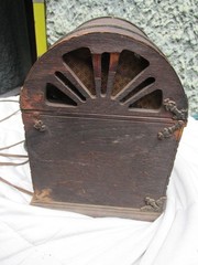 2 Antique 1929 Grigsby-Grunow Majestic Wood Pirate Chest Tube Radios Model 381