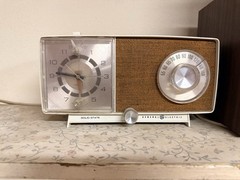 General Electric Vintage Tabletop Solid State Clock Radio Analog Dial