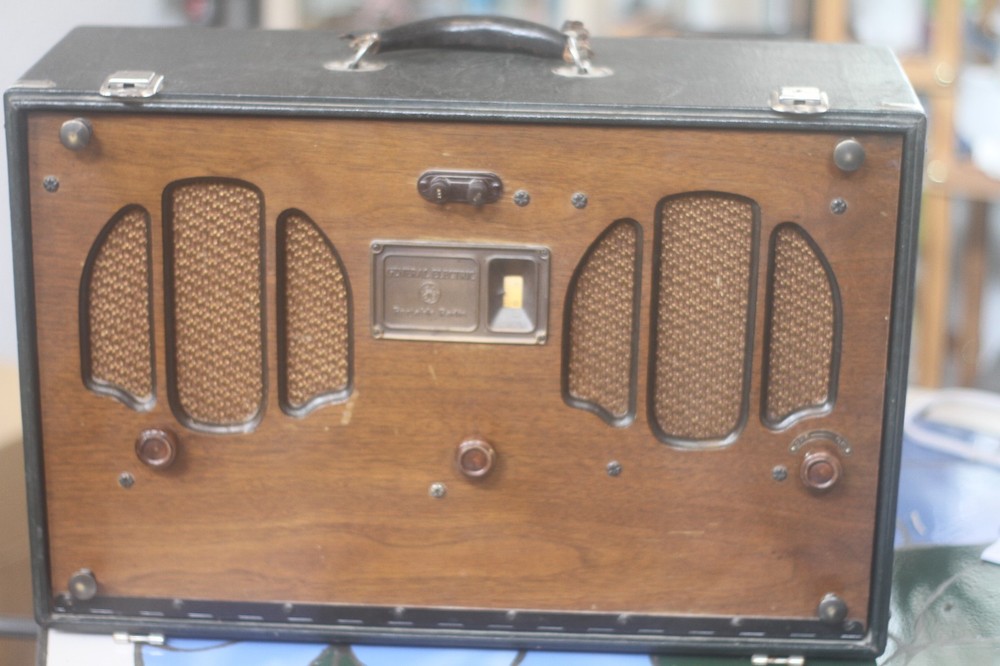 Vintage 1932 General Electric A-81 Portable Radio with tubes, missing cover.