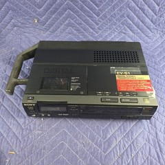 Sony EV-S1 Video8 8mm Video Tape Player Turns on, play, ff, rew work, Parts Only