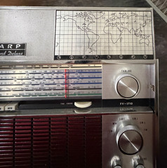 Vintage Sharp FV-1710 Multiband Deluxe Radio
