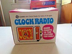 RARE GE C3300 WHITE CLOCK AM RADIO ALARM VINTAGE NEW? PETER MAX STYLE 1971 MIB