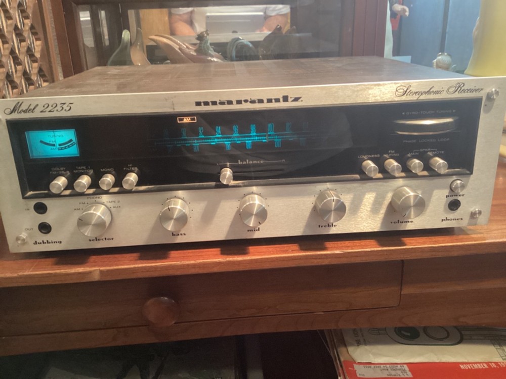 VINTAGE MARANTZ 2235 stereo receiver works well needs back blue lights speakers?