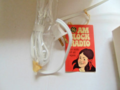 RARE GE C3300 WHITE CLOCK AM RADIO ALARM VINTAGE NEW? PETER MAX STYLE 1971 MIB