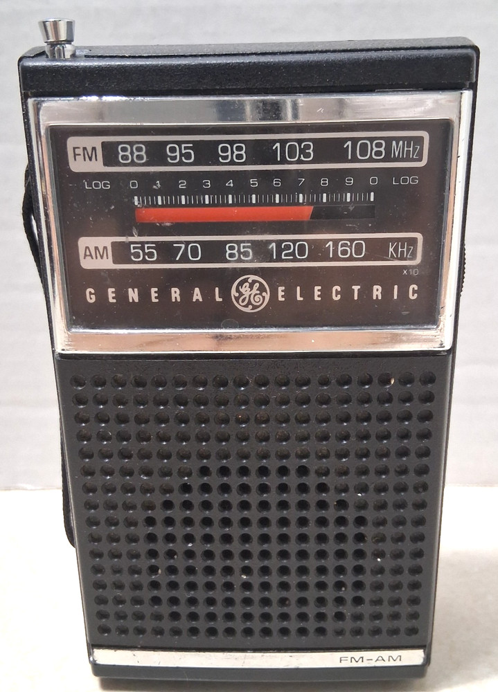 General Electric – Portable AM FM Radio – GE – 7-2500A – Vintage – Tested – Nice
