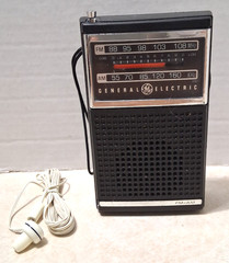General Electric – Portable AM FM Radio – GE – 7-2500A – Vintage – Tested – Nice