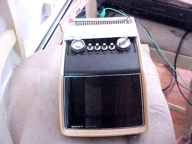 RETRO VINTAGE TV SONY 7 INCH B+W CRT PORTABLE TV AC-D BATTERIES CIRCA 1970