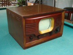 Vintage 1940’s Automatic Model TV-709, 7″ Table Top TV in Mahogany Cabinet