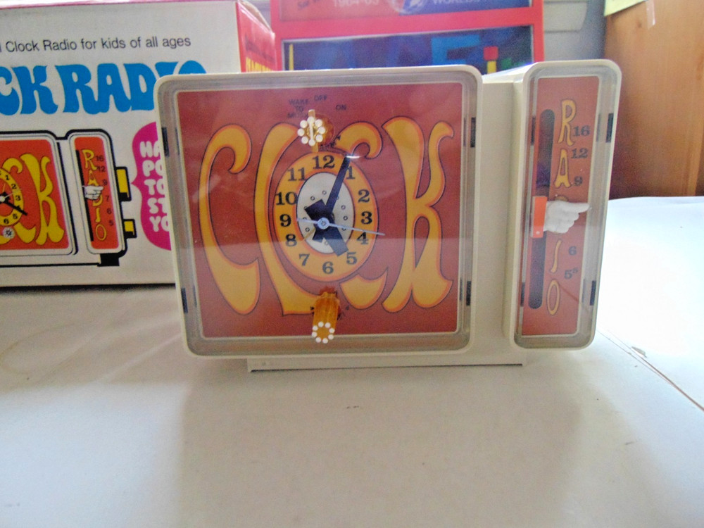 RARE GE C3300 WHITE CLOCK AM RADIO ALARM VINTAGE NEW? PETER MAX STYLE 1971 MIB