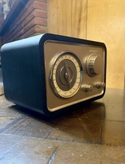 CROSLEY RADIO – SOLO. AM/FM/AUX RECEIVER. MCM RETRO STYLE. Model Cr221