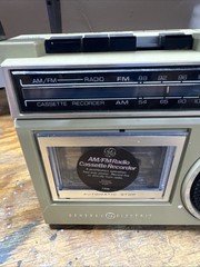 1980’s GE General Electric AM/FM Radio Cassette Recorder Model Beige Works !