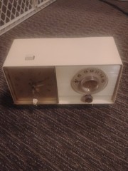 Vintage 1960s GE Clock Radio Model C-403 AM Tube Alarm MCM Off-White – WORKS