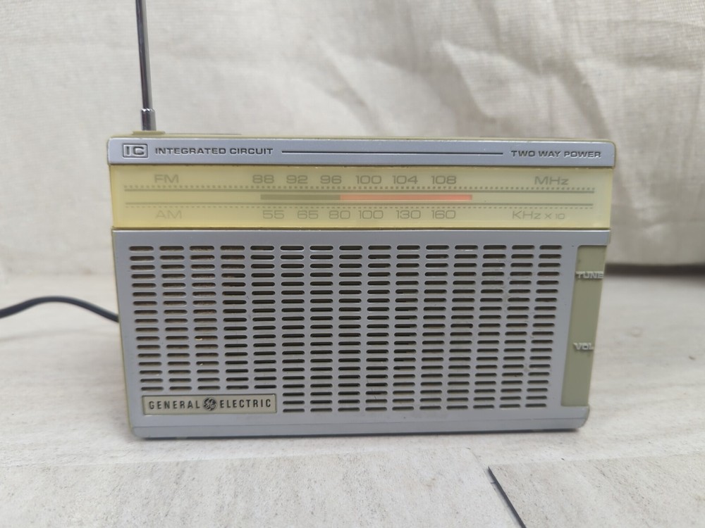 7.5″ General Electric Integrated Circuit AM/FM Radio IC Mod 7-2650A Dual Power