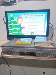 VHS VCR DVD Combo Sanyo DVW-7100A WORKING W/ AV Cords and Movies