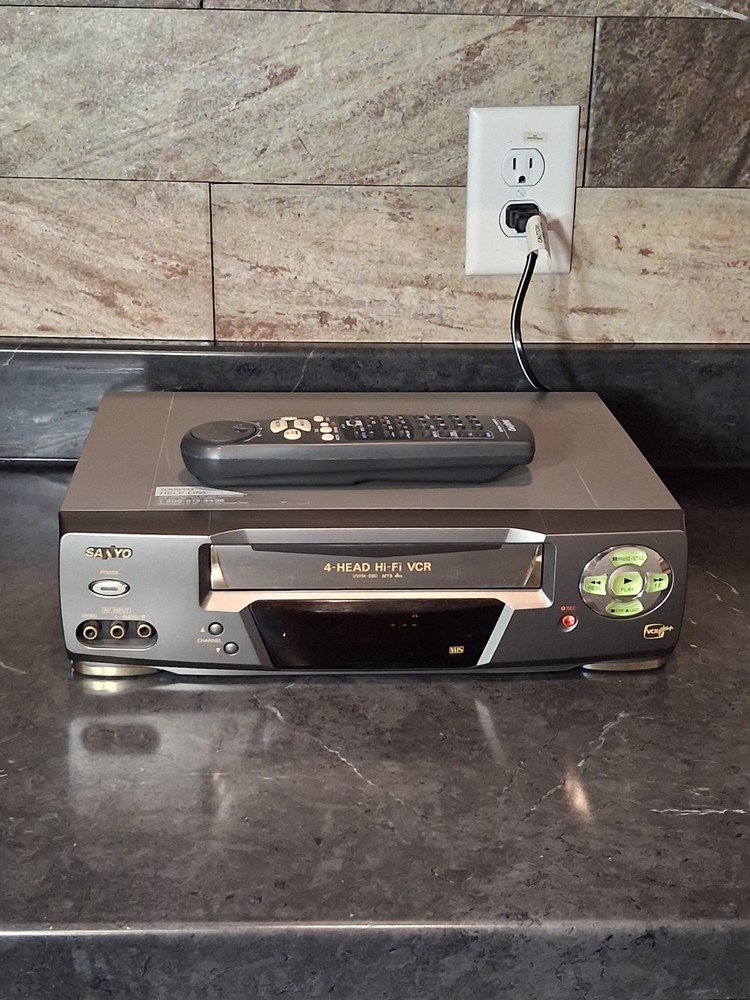 SANYO VWM-680 4-Head Hi-Fi VHS Video Cassette Recorder VCR Plus+ Remote