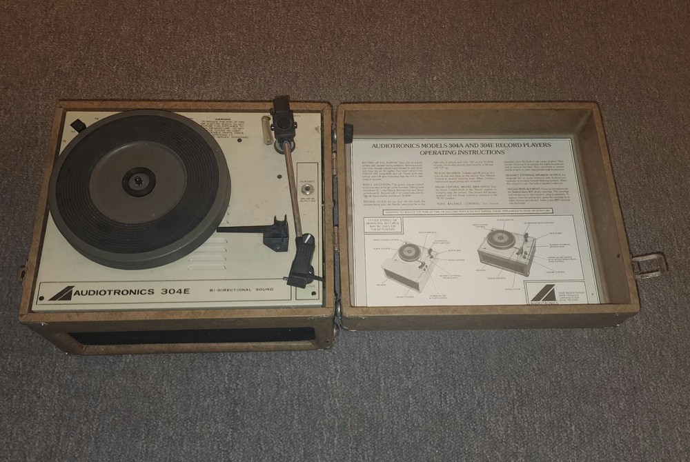 Vintage 1970s Audiotronics 4-Speed Portable Record Player 🎧 304E Works
