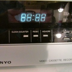VTG Sanyo Betamax VCR 4650 Untested original box powers on for parts only remote