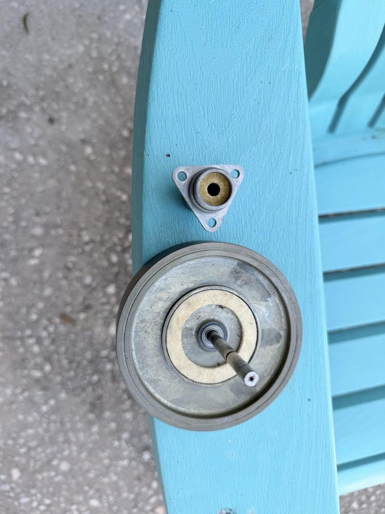 Pioneer RT-909 Capstan Assembly (Right) RXB-283