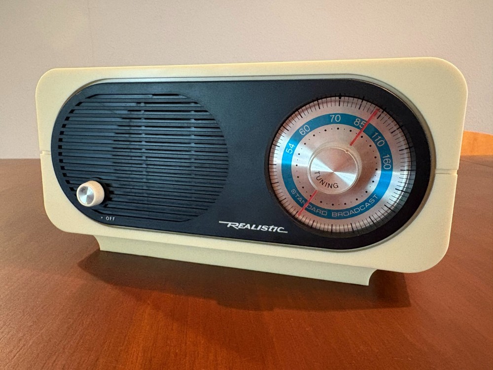 Vintage Realistic Radio Model No. 12-686 AM Ivory Working