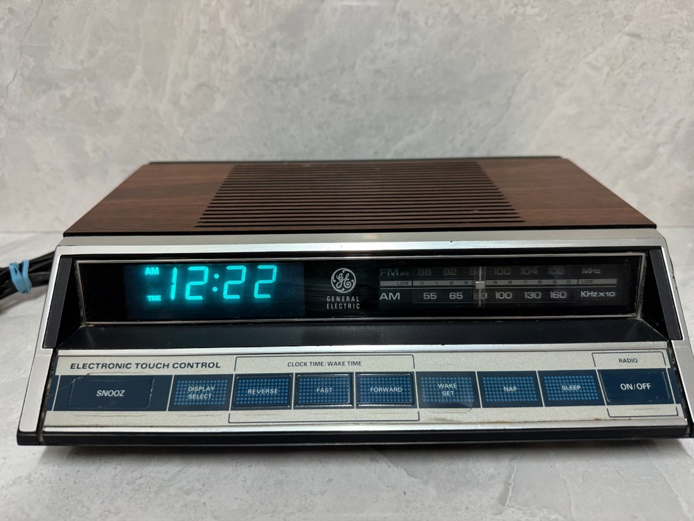 Vintage GE General Electric 7-4662B AM/FM Clock Radio Touch Control Woodgrain