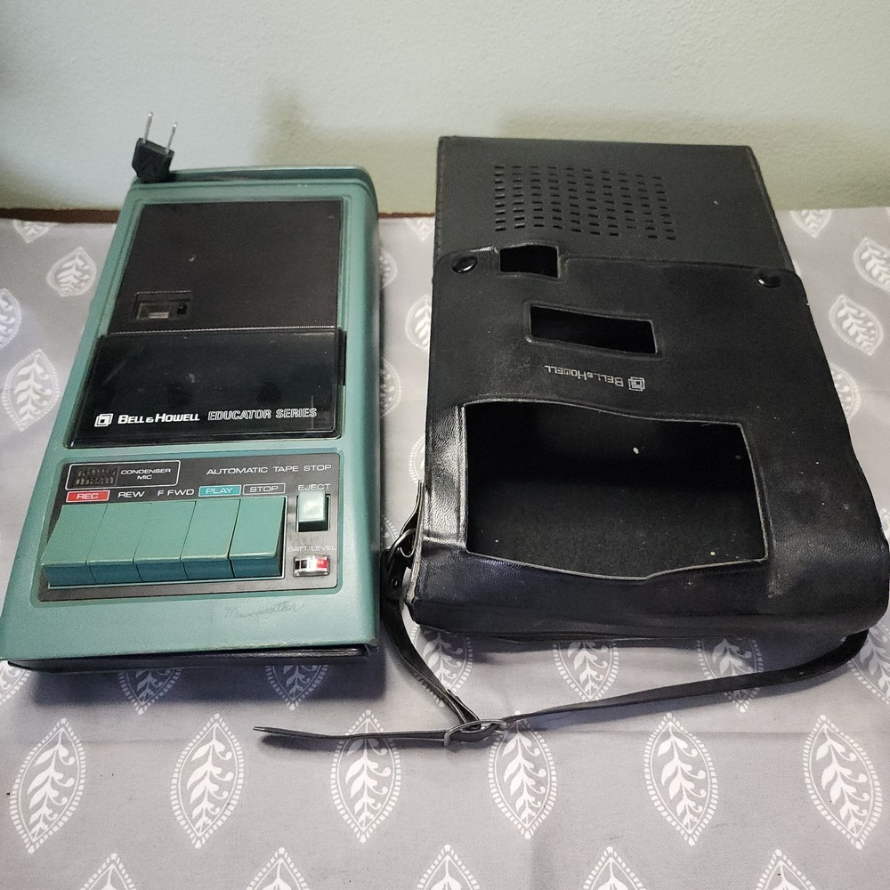 BELL & HOWELL Cassette Player/Recorder Model 3081B Educator Series W Case Read