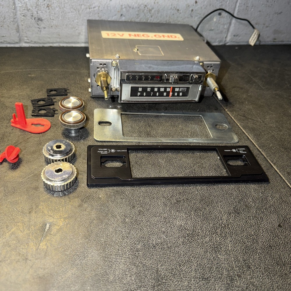 Audiovox Am Fm 8 track C977