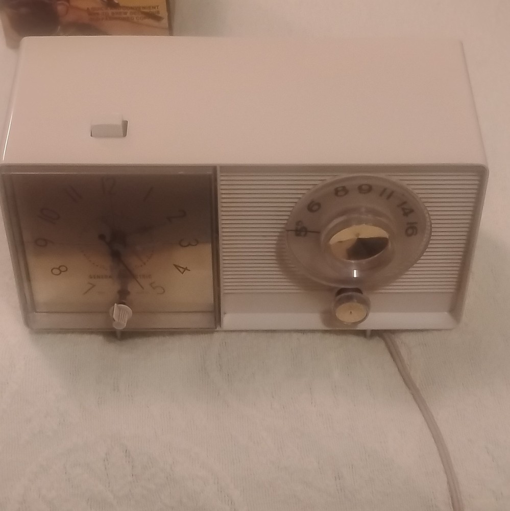 Vintage 1960s GE Clock Radio Model C-403 AM Tube Alarm MCM Off-White – WORKS